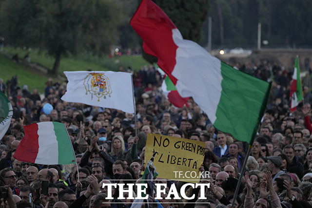 지난달 20일(현지시간) 이탈리아 로마에서도 코로나19 규제에 반대하는 시위가 있었다. 시위 참여자들은 그린패스(백신패스) 금지, 자유라고 적힌 현수막을 들고 구호를 외쳤다. /로마=AP.뉴시스