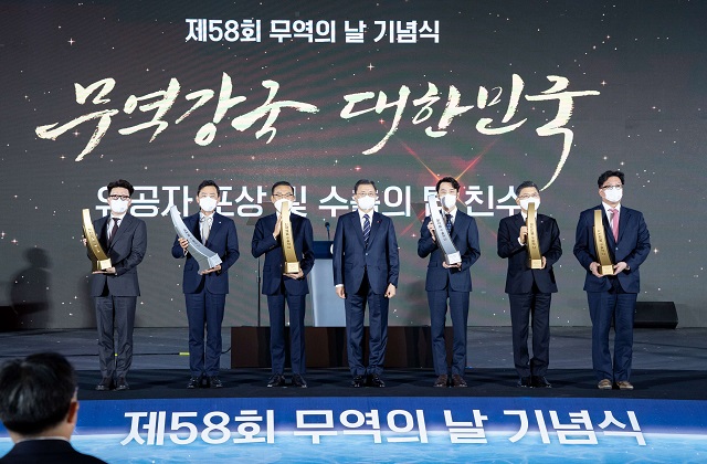 6일 서울 강남구 코엑스에서 열린 제58회 무역의 날 기념식에서 크래프톤 김창한 대표가 수출의 탑을 전달받고 있다.(오른쪽에서 세 번째) /크래프톤 제공
