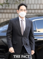  취재진 질의 들으며 법원 향하는 이재용 부회장 [TF사진관]