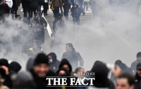  '백신 반대 vs 최루탄 진압'…코로나19 규제에 몸살 앓는 유럽 [TF사진관]