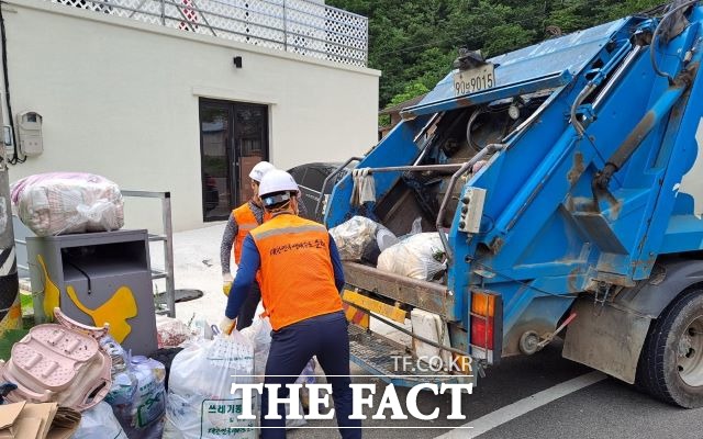 순천시가 내년 1월 1일부터 종량제봉투 판매가격을 30% 가량 인상키로 했다. 100리터 대형 봉투를 판매 중단하며 대형폐기물도 배출품목을 134개에서 193개로 세분화하여 수수료를 현실화 하는 등의 조치를 취했다. /유홍철 기자