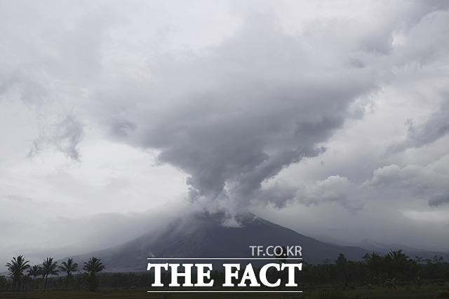 6일(현지시간) 인도네시아 동자바 주 루마장 지구의 스메루 화산이 폭발해 화산재 등을 내뿜고 있다. /루마장=AP.뉴시스
