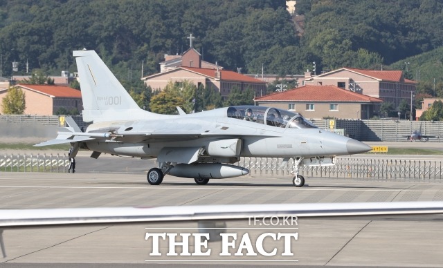 FA-50 경공격기를 생산하는 한국항공우주산업이 매출액 기준으로 지난해 세계 1200대 방산기업에 들어갔다. 문재인 대통령이 지난 10월 20일 경기도 성남시 서울공항에서 열린 2021 서울 국제 항공우주 및 방위산업 전시회 기념식에서 FA-50 경공격기에 탑승해 주기장을 이동하고 있다./뉴시스