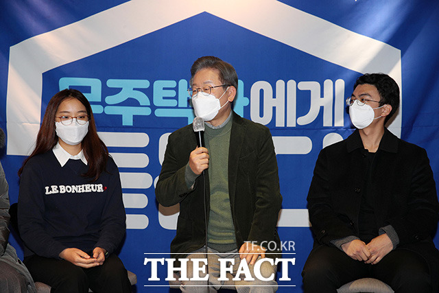 이재명 더불어민주당 대선 후보(가운데)가 7일 오후 서울 마포구 한 모임 공간에서 무주택자들과 주택청약 사각지대 간담회에서 발언을 하고 있다. /남윤호 기자
