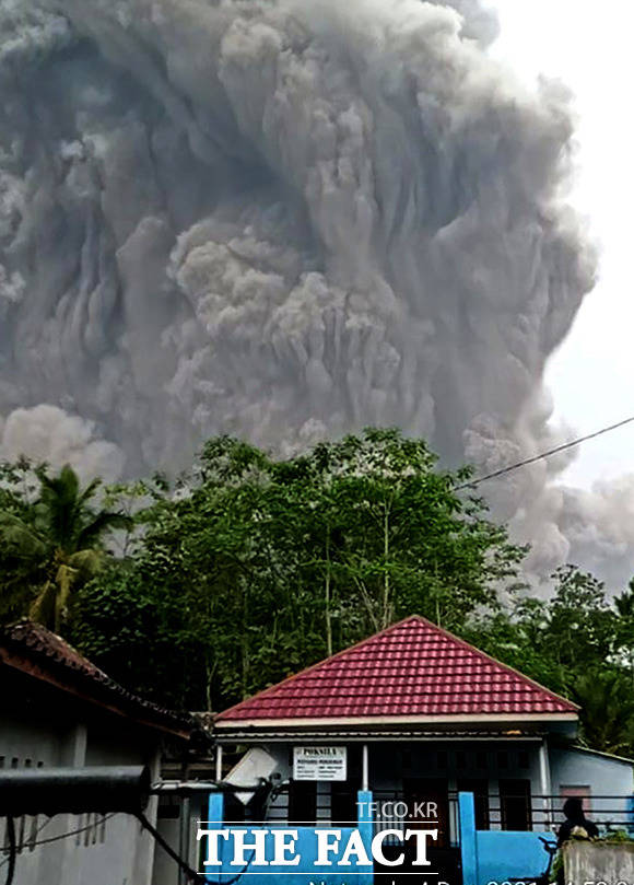 마을을 덮치는 화산재 구름.