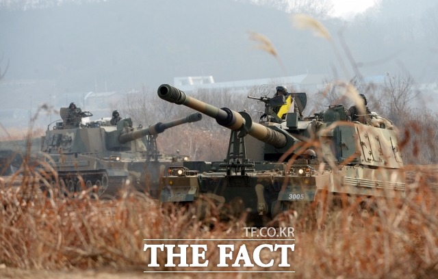 SIPRI 지난해 100대 방산업체 매출액 5310억 달러...KAI,LIG넥스원, 한화 등 포함[더팩트ㅣ이효균 기자] 2일 경기도 파주시 강북훈련장에서 열린 신년맞이 적 도발 격멸 포탄사격 훈련에서 육군 1군단 포병대대 K-9 자주포가 포탄을 발사 후 진지변환 훈련을 하고 있다.anypic@tf.co.kr 사진부 photo@tf.co.kr