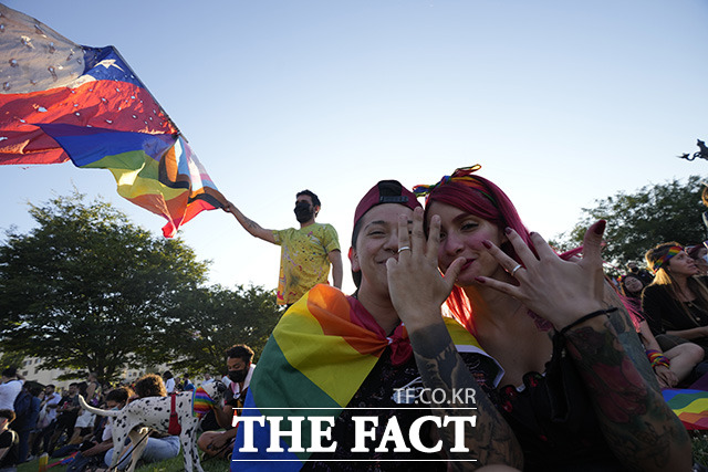 7일(현지시간) 칠레에서 동성혼과 입양을 합법화하는 법안이 통과된 후 산티아고에서 동성애통합해방운동 회원들이 이를 축하하고 있다. /산티아고=AP.뉴시스
