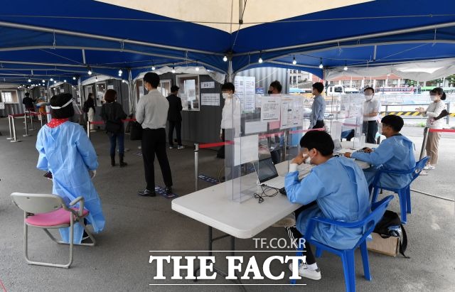 서울시는 늘어나는 검사자에 대응하기 위해 이번 주말부터 잠심종합운동장 등 4곳에 검사소를 추가로 설치한다. /남용희 기자