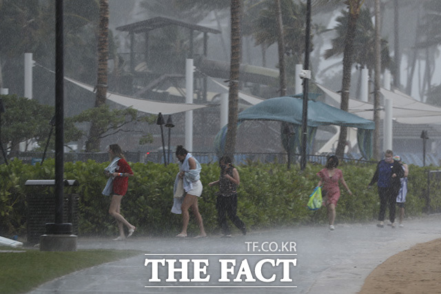 6일(현지시간) 미 하와이주 호놀룰루 와이키키 해변에서 사람들이 비바람을 피하고 있다. /호놀룰루=AP.뉴시스