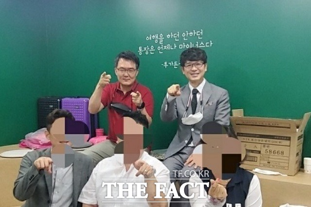 어반플레이스 이성민 대표(사진 위 왼쪽)와 권민근 대표가 서비스 이용자들과 기념 사진을 찍고 있다. / 어반플레이스 제공