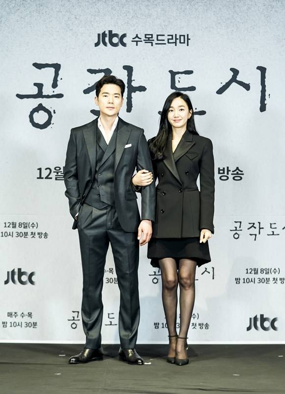 김강우(왼쪽) 수애는 공작도시로 첫 부부 호흡을 맞춘다. /JTBC 제공
