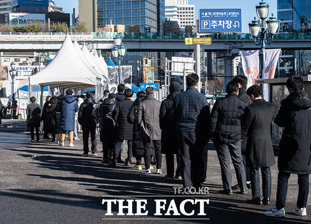 3일 오전 서울 중구 서울역 광장에 마련된 선별진료소를 찾은 시민들이 검사를 받기 위해 대기하고 있다. /이동률 기자