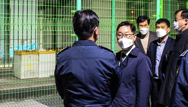 박범계 법무부 장관이 코로나19 확진자가 발생한 서울동부구치소에 8일 방문해 긴급 방역점검에 나섰다. /법무부 제공