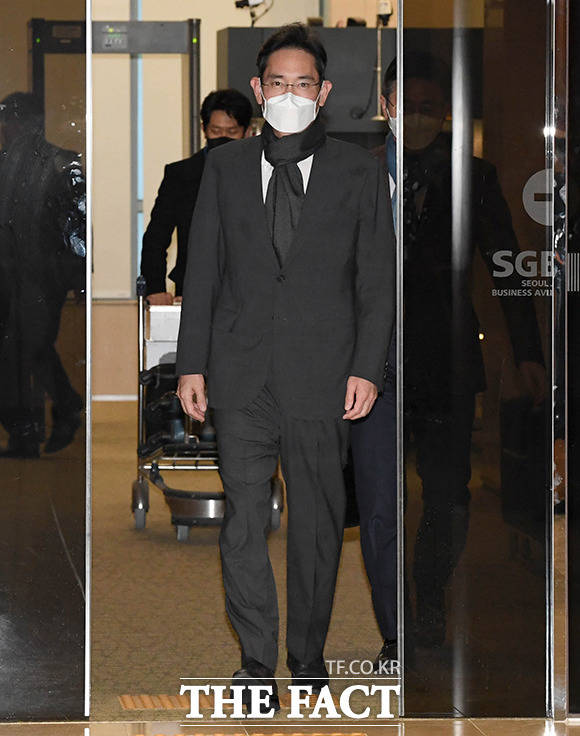중동 출장을 마친 이재용 삼성전자 부회장이 9일 오후 2시 30분쯤 서울 강서구 김포비즈니스항공센터를 통해 귀국하고 있다. /윤웅 기자