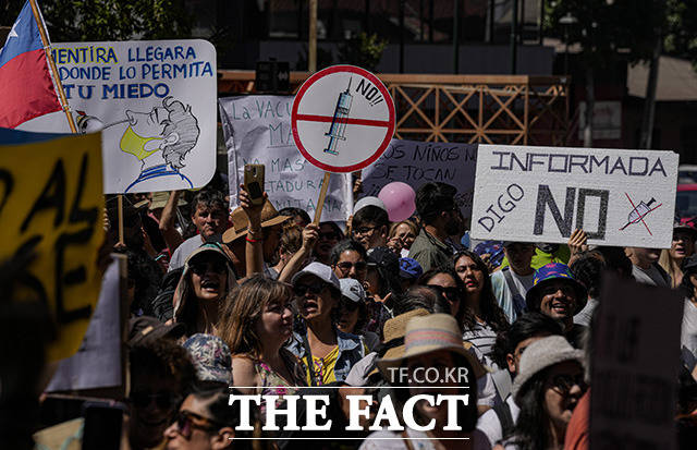 8일(현지시간) 칠레 수도 산티아고에서 사람들이 정부의 백신 패스인 모빌리티 패스의 중단을 요구하며 시위를 하고 있다. /산티아고=AP.뉴시스