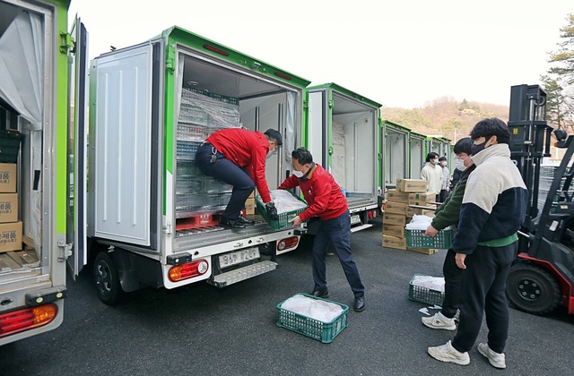 제너시스BBQ가 연말을 맞아 자메이카통다리, 속안심 등 BBQ 가정간편식(HMR) 2500박스를 각 지역 푸드뱅크 기부했다. /