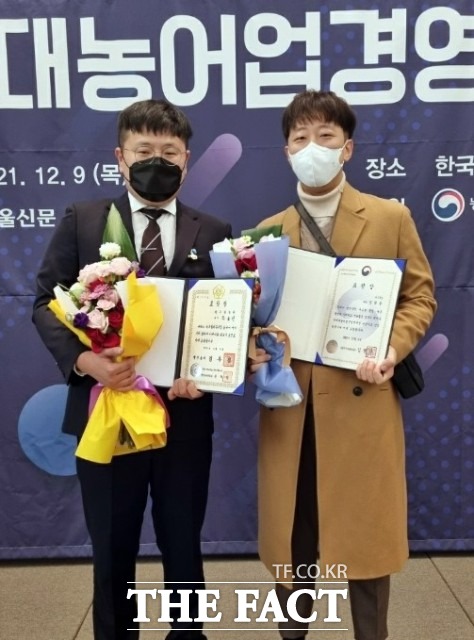 정읍시 관계자는 “농업 · 농촌의 변화와 혁신을 주도하는 두 명의 유능한 청년 농업인이 큰 상을 받게 되어 자랑스럽게 생각한다”며 “더 많은 청년 농업인이 지역사회를 이끌어 가는 청년 지도자로 성장할 수 있도록 지원을 아끼지 않겠다”고 말했다. / 정읍시 제공