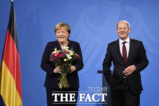 앙겔라 메르켈 전 독일 총리(왼쪽)와 올라프 숄츠 신임 독일 총리가 8일(현지시간) 베를린 총리실에서 기념촬영을 하고 있다. /베를린=AP.뉴시스
