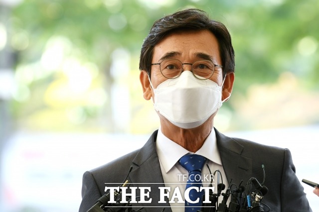 유시민 전 노무현재단 이사장이 9일 한 라디오 방송에 출연해 정치 비평을 재개했다. 한동훈 검사장의 명예를 훼손한 혐의로 기소돼 10월 21일 서울 마포구 서울서부지방법원에서 열린 첫 공판에 출석하며 취재진의 질문에 답하고 있는 유 전 이사장. /남용희 기자