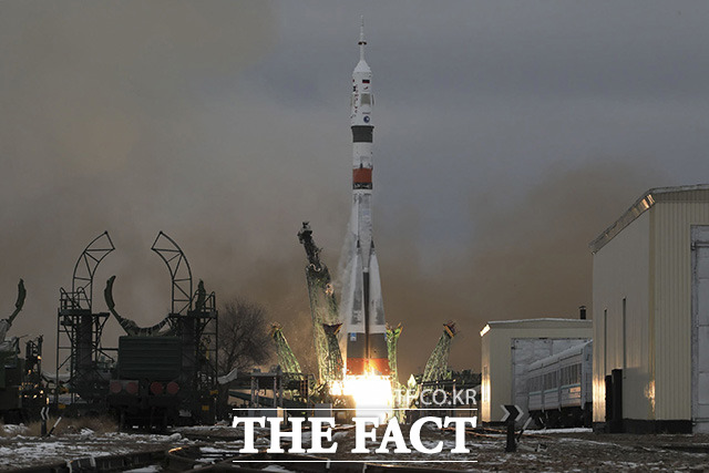 러시아 우주비행사 알렉산더 미수르킨과 일본 기업인 마에자와 유사쿠, 일본 프로듀서 히라노 요조가 탑승한 소유즈 MS-20 우주선이 8일(현지시간) 카자흐스탄의 바이코누르 우주기지에서 발사되고 있다. /카자흐스탄=AP.뉴시스