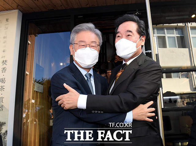 이재명 더불어민주당 대선후보가 종로구 안국동의 한 찻집앞에서 이낙연 전총리와 만나 포옹을 하고 있다. 이재명 선대위는 드림 원팀을 표방하고 있지만 이 전 총리가 거들지 않는 원팀의 완성은 미완에 불과하다는 게 정가의 중론이다./ 더팩트 DB