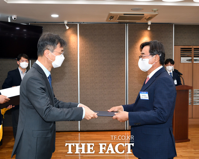 지난 3일 감사원 다솜관에서 최영호 한전 상임감사(오른쪽)가 감사원장 표창을 받고 있다. / 한전 제공