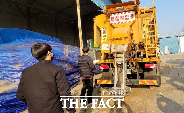 수원시 관계자가 제설장비를 점검하고 있다.