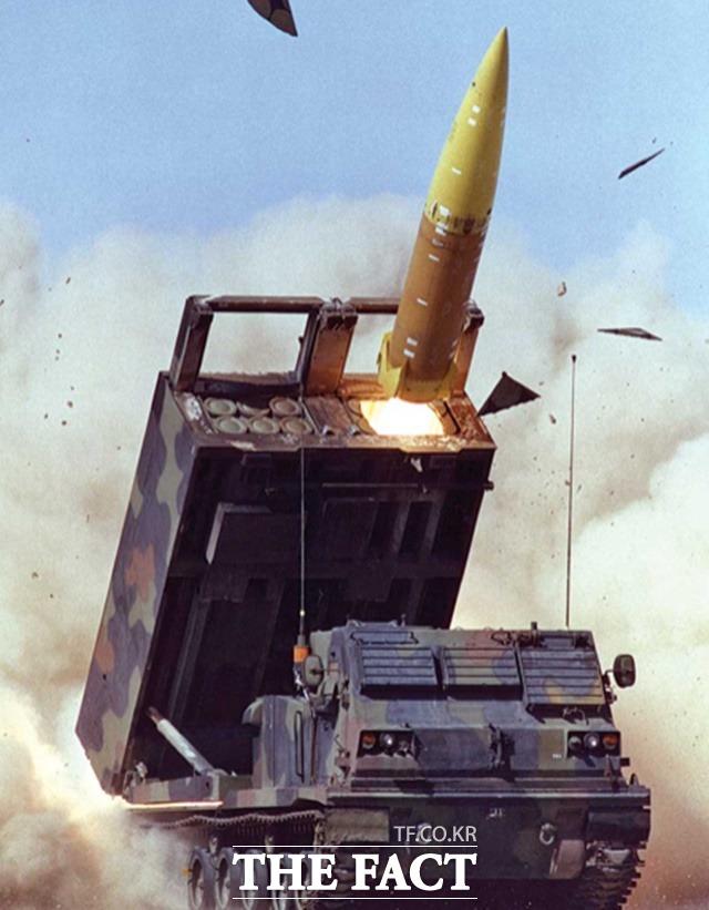 미육군의 단거리 지대지미사일은 ATACMS가 M2702 다연장로켓(MLRS) 발사대에서 발사되고 있다. /미육군