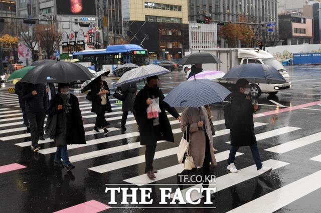 전국에 비가 내린 뒤 강추위가 예고된 11월 30일 오전 서울 종로구 광화문 일대에 시민들이 우산을 쓴 채 발걸음을 옮기고 있다. / 남용희 기자