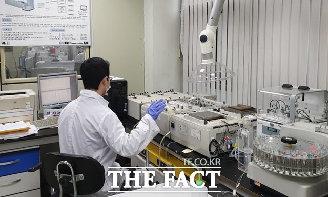 고양시 상하수도사업소가 먹는물 수질검사기관에서 중금속, 농약류 등 17개 전 항목에 걸쳐 최고등급을 받았다./고양시 제공