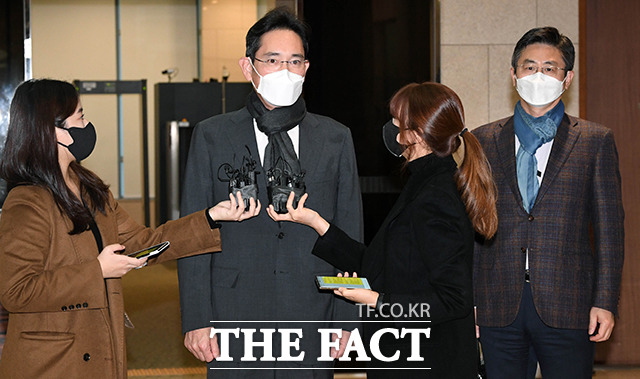 이재용 삼성전자 부회장이 취재진의 질문에 답하고 있다. /윤웅 기자