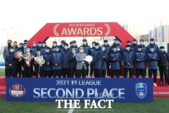천안시축구단이 올해 K3리그 챔피언쉽에서 준우승을 차지하고 시상식에 올라섰다. / 천안시 제공
