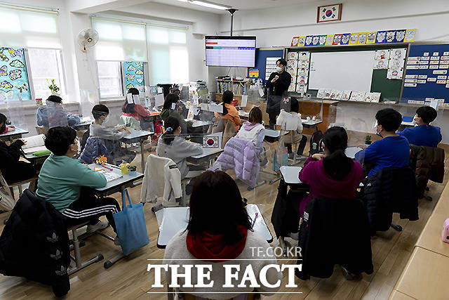 소아청소년이 신종 코로나바이러스 감염증(코로나19) 백신 접종을 받지 않을 경우 이 연령대의 40%가 감염될 수 있다는 전문가 의견이 나왔다. 11월22일 오전 서울 도봉구 창원초등학교에서 학생들이 수업을 하고 있다. /사진공동취재단