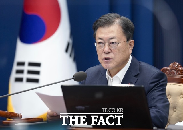 청와대는 9일 문재인 대통령이 코로나19 관련 특별방역점검과 강화된 방역 조치가 시행 중인 상황에서 매일 김부겸 국무총리와 통화를 하면서 코로나 현황과 정부 대응 조치를 보고받을 예정이라고 밝혔다. 문 대통령이 지난 7일 오전 국무회의가 열린 청와대 여민관 영상회의실에서 발언하는 모습. /청와대 제공