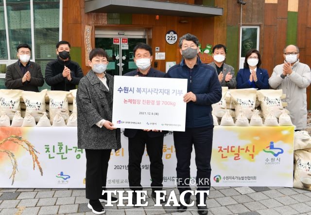 유문종(앞줄 오른쪽) 수원시 제2부시장과 관계자들이 전달식 뒤 기념촬영을 하고 있다.