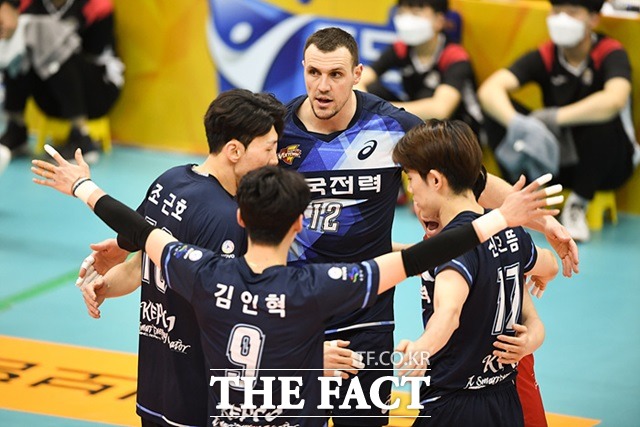 스포츠토토코리아가 오는 9일(목) 오후 7시에 수원실내체육관에서 열리는 2021-22시즌 V리그 남자부 한국전력(홈)-OK금융그룹(원정)전를 대상으로 한 배구토토 매치 83회차 투표율 중간집계 결과, 참가자들은 홈팀 한국전력의 근소한 우세를 예상하는 것으로 나타났다./KOVO 제공