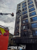  부산 오피스텔 불…소방관 등 21명 부상