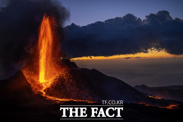 2일(현지시간) 스페인 카나리아제도 라팔마섬의 쿸브레 비에하 화산에서 용암이 분출하고 있다. /라팔마=AP.뉴시스