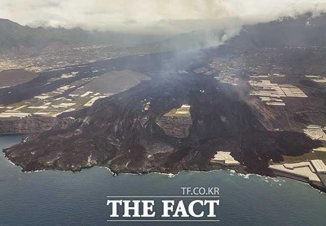 6일(현지시간) 스페인 카나리아제도 라팔마섬 화산에서 분출된 용암이 바다로 흘러들고 있다. /라팔마=AP.뉴시스