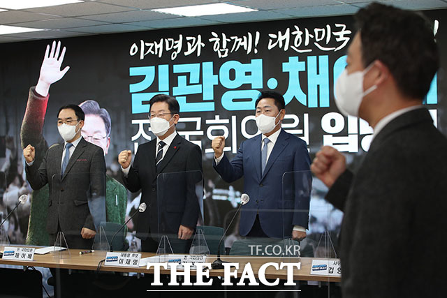 입당식서 구호 외치는 채이배, 이재명, 김관영(왼쪽부터).