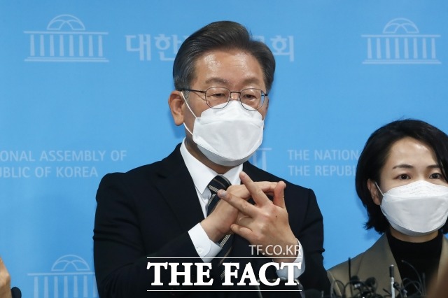 이재명 더불어민주당 대선 후보가 10일 대장동 의혹 주요 인사인 유한기 전 본부장 사망에 비통한 심정이라고 밝혔다. 지난 9일 국회 소통관에서 감염병대응정책관련 긴급 기자회견을 마친 취재진의 질문을 받는 이 후보. /남윤호 기자