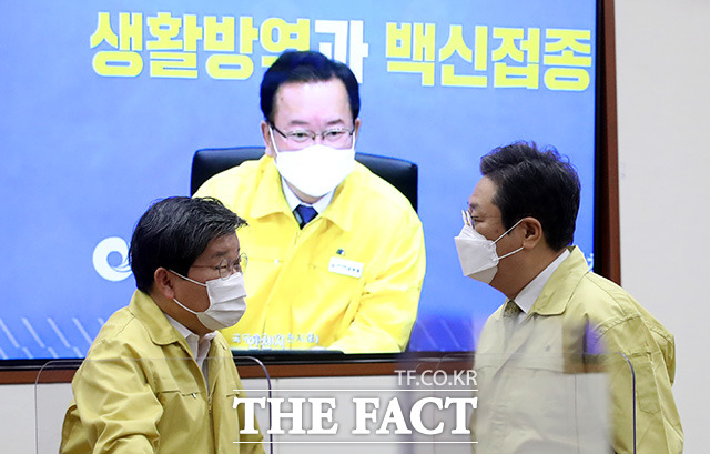 전해철 행정안전부 장관(왼쪽)과 황희 문화체육관광부 장관이 10일 오전 서울 종로구 정부서울청사에서 서울-인천시간 화상으로 열린 코로나19 중앙재난안전대책본부 회의에 참석해 회의 시작을 앞두고 대화를 나누고 있다./임영무 기자