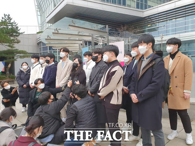 서울행정법원 행정6부(이주영 부장판사) 심리로 열린 2022 대학수학능력시험 정답 결정처분 취소소송 첫 변론기일에 참석한 응시자들이 취재진 앞에서 입장을 밝히고 있다. /송주원 기자