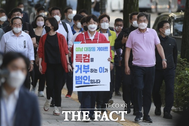 이준석 국민의힘 대표는 10일 대장동 개발 뇌물 의혹을 받던 유한기 전 성남도시개발공사 개발사업본부장 사망 소식에 설계자 1번 플레이어를 두고 주변만 탈탈 터니 이런 거 아니겠습니까라며 이재명 민주당 대선 후보를 겨냥했다. 지난 10월 대장동 의혹 진상 규명을 위한 특검 도입을 촉구 도보 당시 이 대표. /국회사진취재단