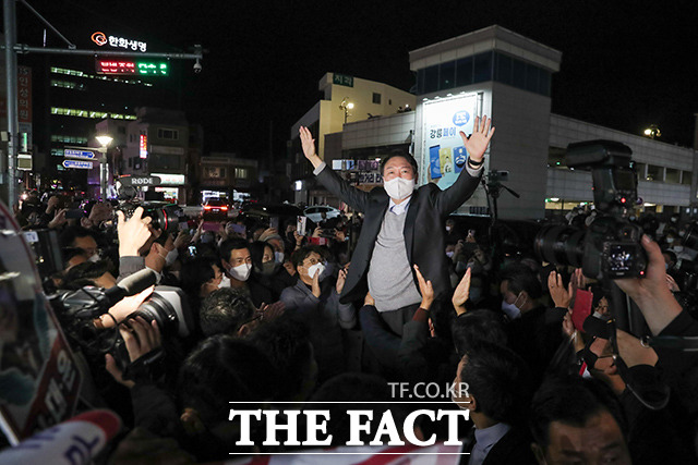 윤석열 국민의힘 대선 후보가 10일 오후 강원도 강릉시 금성로 강릉중앙시장을 찾아 시민들을 향해 손을 흔들고 있다. /윤석열 캠프 제공