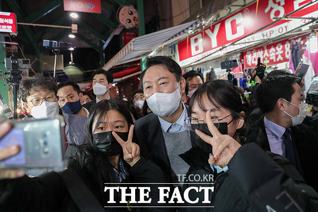 이날 윤 후보는 40여 분 간 중앙시장을 돌며 상인들과 만났다. 윤 후보는 강릉의 외손이 왔다면서 무능하고 무도한 정권을 반드시 교체하겠다라고 말했다. /윤석열 캠프 제공