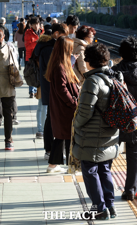 기상청에 따르면 11일 토요일은 전국에 구름이 많은 가운데 기온은 평년보다 3~7도 높게 나타나면서 비교적 포근하겠다. /더팩트 DB