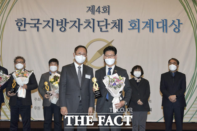 충남 공주시가 제4회 한국 지방자치단체 회계대상에서 우수상을 수상했다./공주시 제공