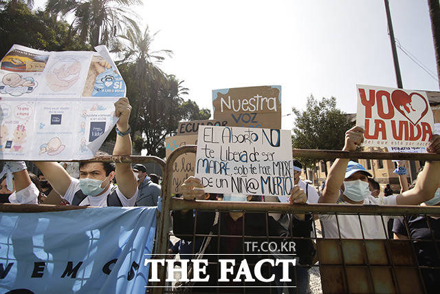 9일(현지시간) 에콰도르 국회의원들이 강간 시 낙태권을 보장하는 법안을 논의하는 가운데 수도 키토에 있는 국회 앞에서 낙태 반대 운동가들이 낙태 반대 시위를 하고 있다. /키토=AP.뉴시스