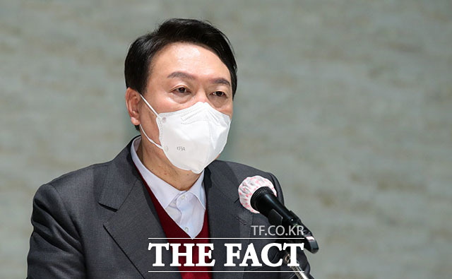 윤석열 국민의힘 대선 후보가 8일 서울 영등포구 공군호텔에서 열린 충북·충남도민회 공동주최 국가균형발전 완성 결의대회에서 인사말하고 있다. /국회사진취재단